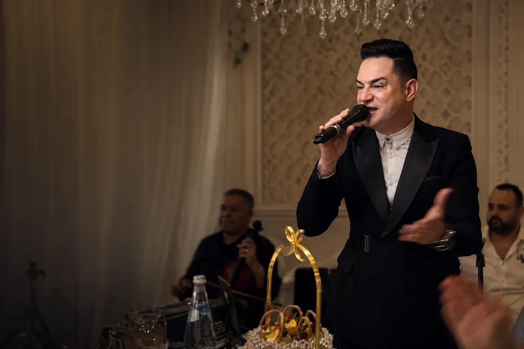 Un chanteur en représentation à la Salle des Fêtes Al-Mudayna